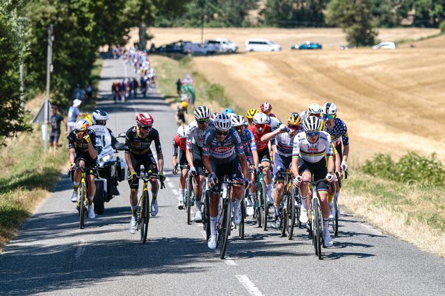 Grupo com Pogacar, Evenepoel e Vingegaard em ação na etapa 11 da Volta a França de 2025