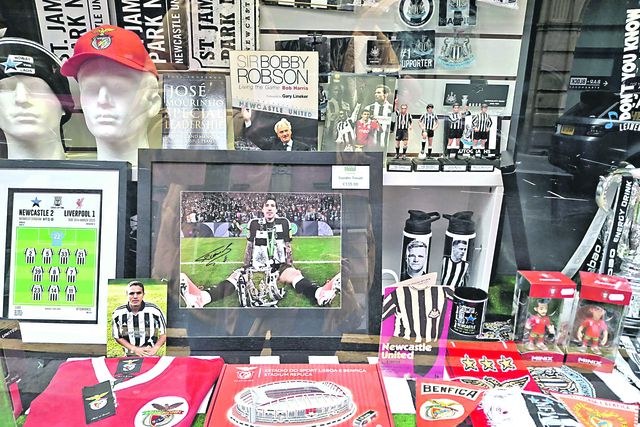 A montra da loja Back Page - Foto A BOLA