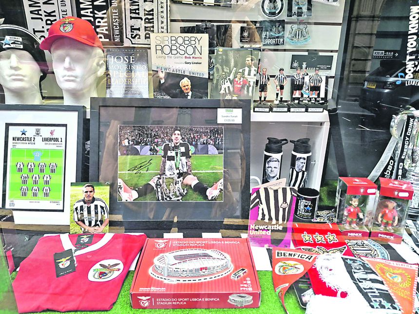 A montra da loja Back Page - Foto A BOLA