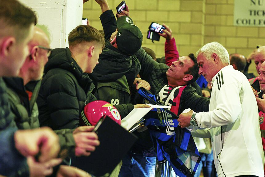 Mourinho assina autógrafos e tira fotografias em Newcastle - Foto SL BENFICA