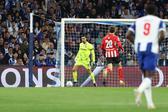 Diogo Costa, guarda-redes do FC Porto, no jogo com o PSV (foto Catarina Morais/Kapta+)