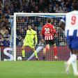 Diogo Costa, guarda-redes do FC Porto, no jogo com o PSV (foto Catarina Morais/Kapta+)