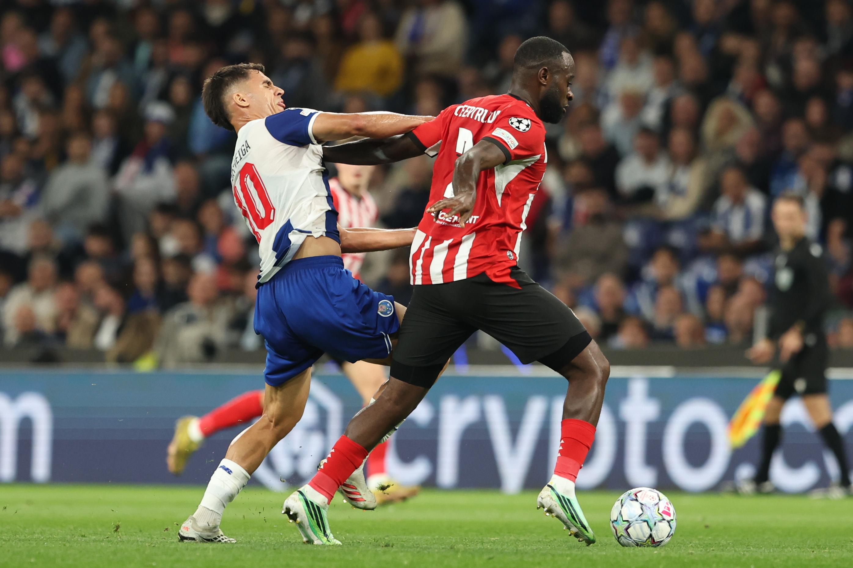 Lance entre Gabri Veiga e Geertruida no FC Porto-PSV (foto: Catarina Morais/Kapta+)