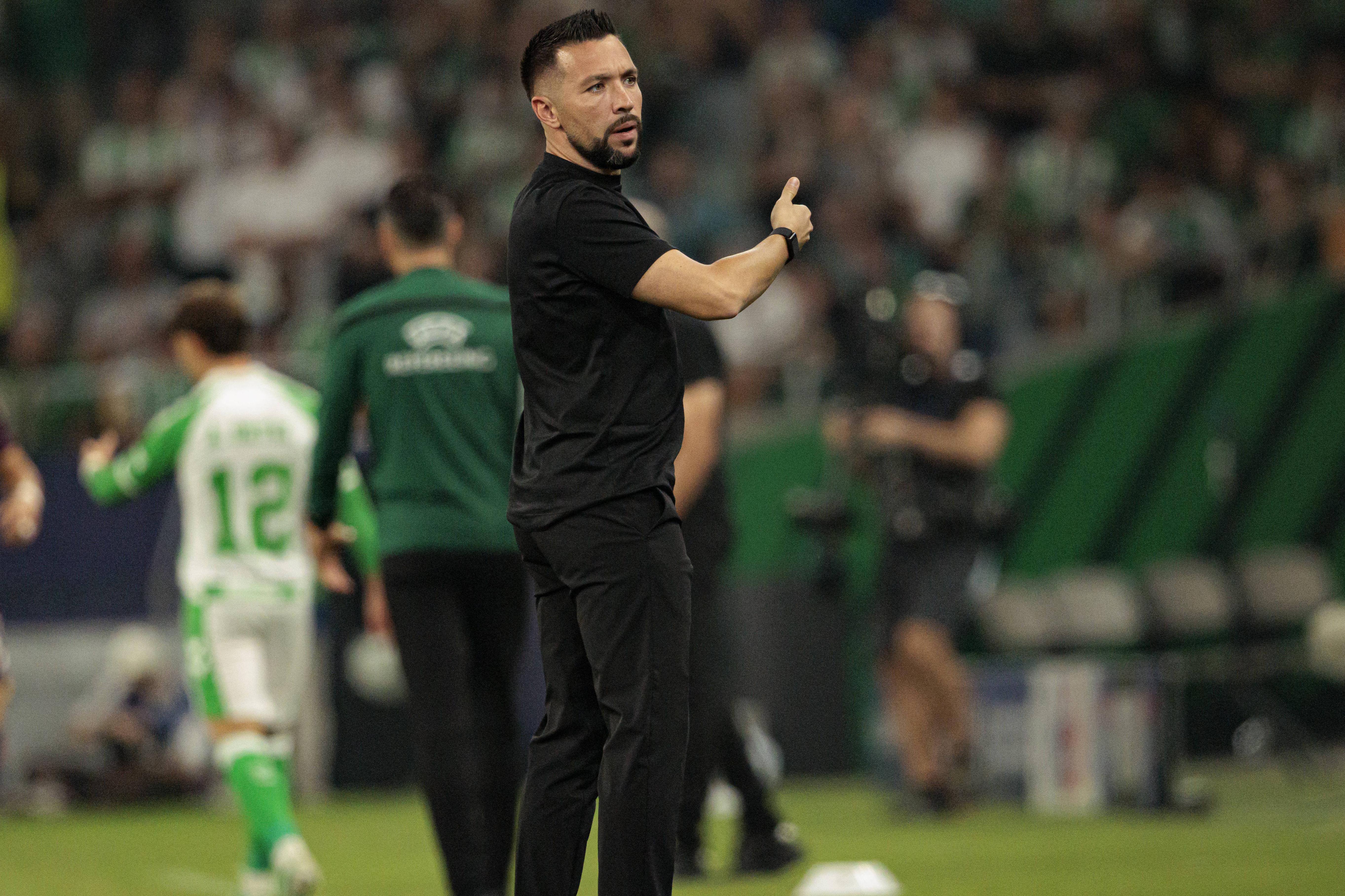 Em Sevilha, um adjunto de Farioli foi expulso, o treinador viu o amarelo e o delegado ao jogo também foi advertido - Foto: Imago