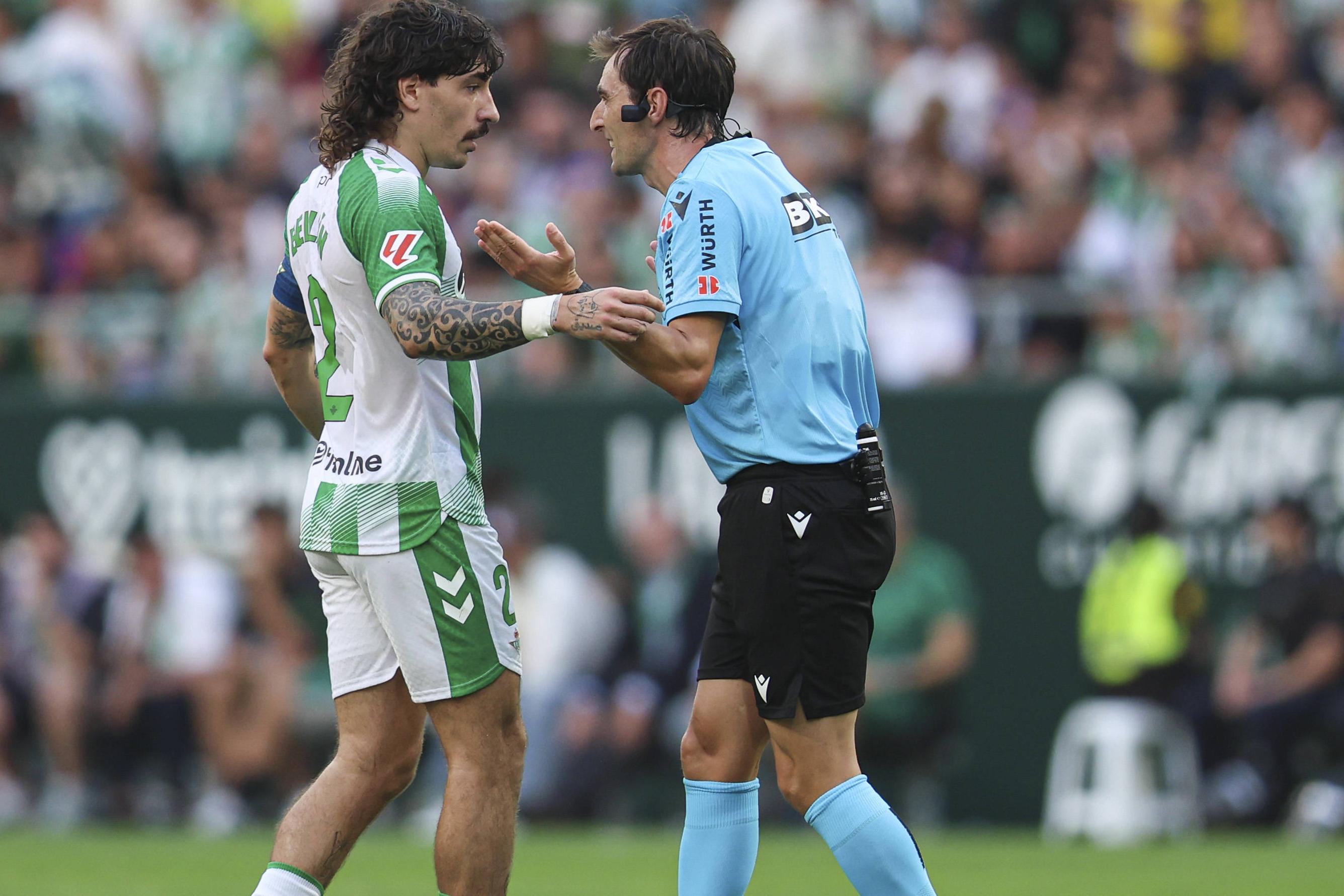 Hector Bellerín e o árbitro Ricardo de Burgos Bengoetxea