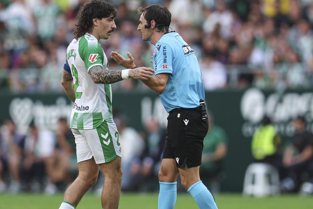 Hector Bellerín e o árbitro Ricardo de Burgos Bengoetxea