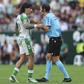 Hector Bellerín e o árbitro Ricardo de Burgos Bengoetxea