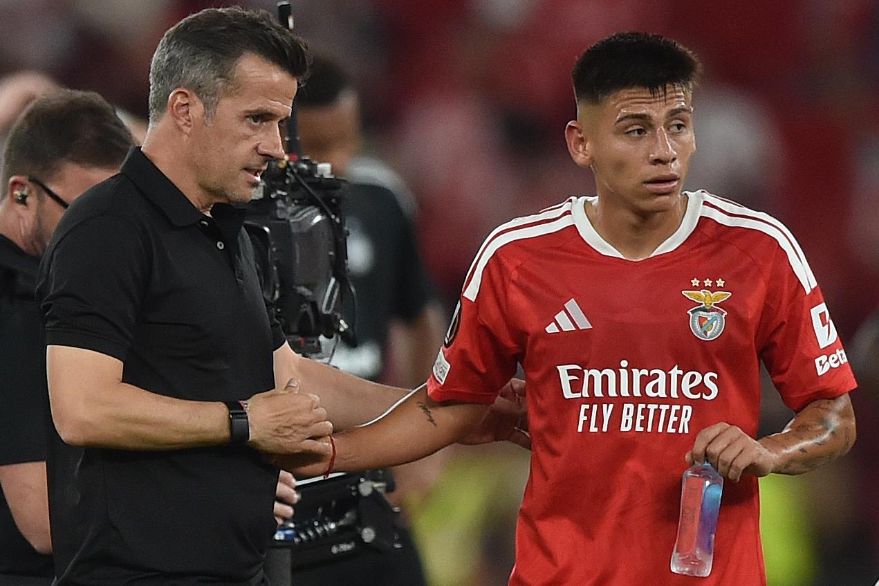 Marco Silva cumprimenta Echeverri no fim do jogo com o Celtic (4-1), na Luz — Foto Miguel Nunes