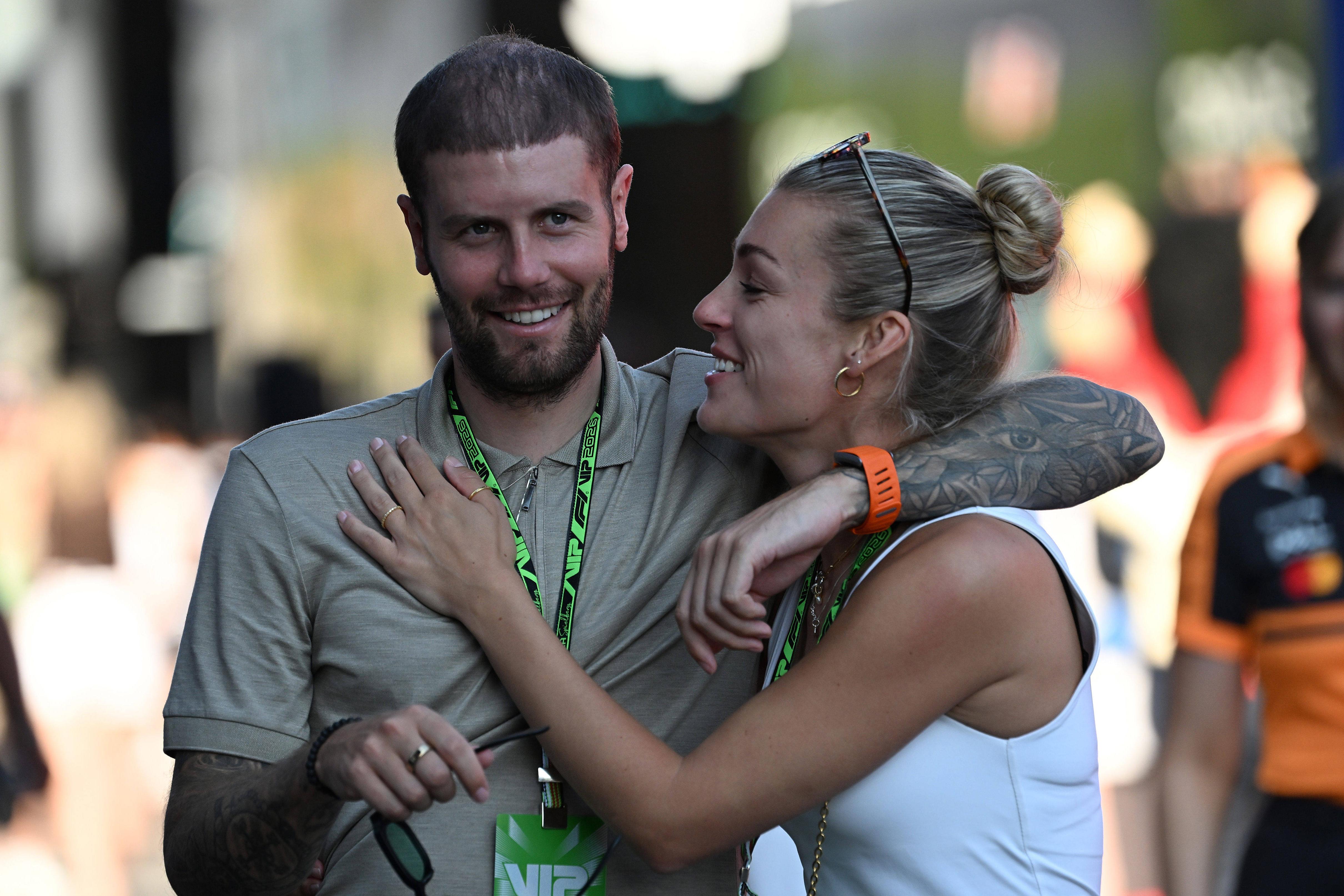 O treinador do Brighton, Fabian Hurzeler, com a namorada, a atriz alemã Anna Karolin Berger - foto: IMAGO