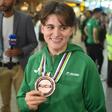 Maria Martins à chegegada a Lisboa, exibe a medalha de bronze conquistada nos Mundiais de Xangai (foto Miguel Nunes)
