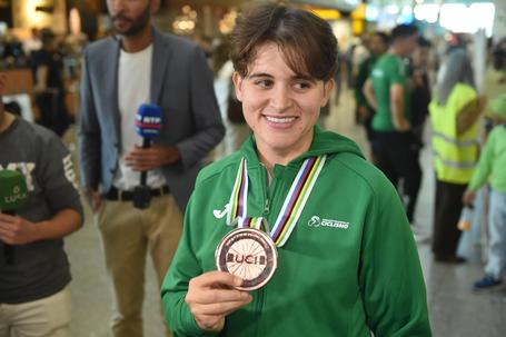 Maria Martins à chegegada a Lisboa, exibe a medalha de bronze conquistada nos Mundiais de Xangai (foto Miguel Nunes)