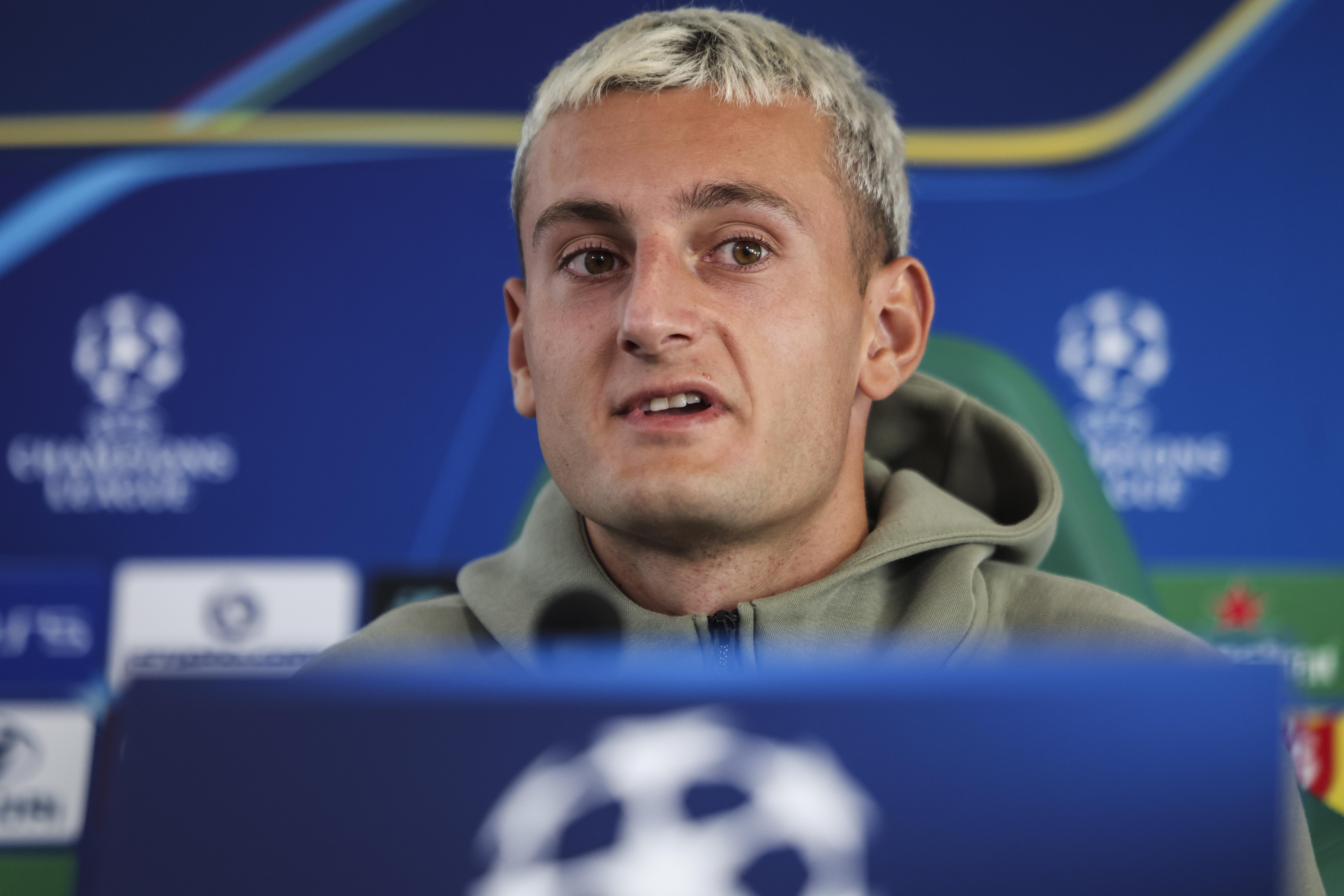 Silas Andersen, médio dinamarquês de 22 anos, na conferência de imprensa em Alvalade - Foto: TIAGO PETINGA/EPA