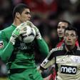 Fabiano Freitas, num clássico com o Benfica de Cardozo - A BOLA