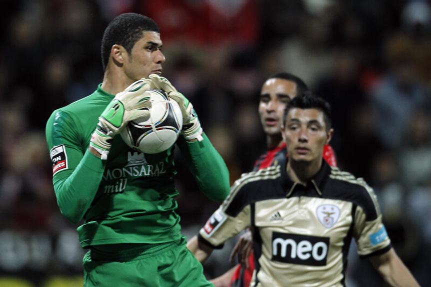 Fabiano Freitas, num clássico com o Benfica de Cardozo - A BOLA