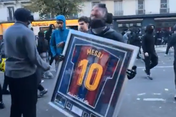 Indivíduo exibe camisola de Messi roubada