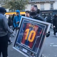 Indivíduo exibe camisola de Messi roubada