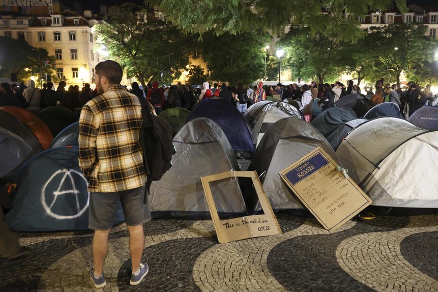 Movimentos pela habitação na acampada em Lisboa - foto: LUSA/António Pedro Santos