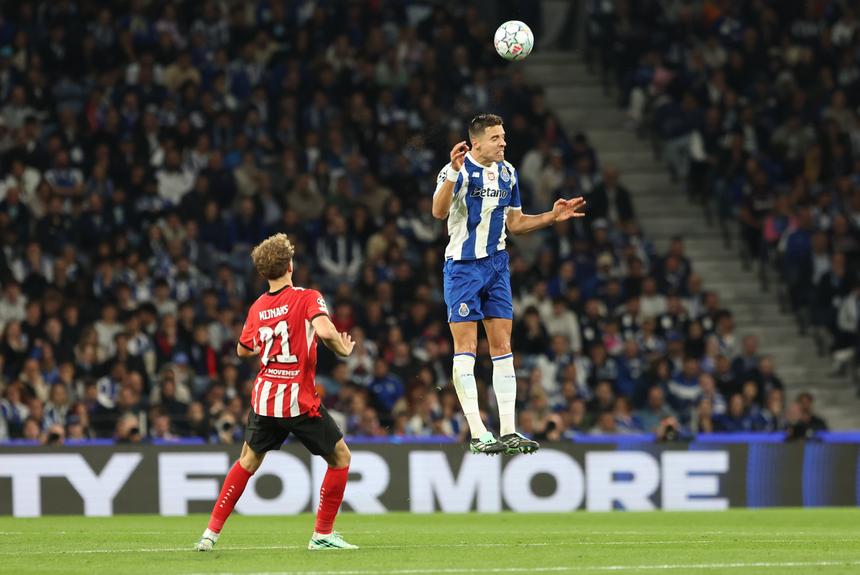 Bednarek voltou ao onze do FC Porto frente ao PSV. Foto Catarina Morais/Kapta+