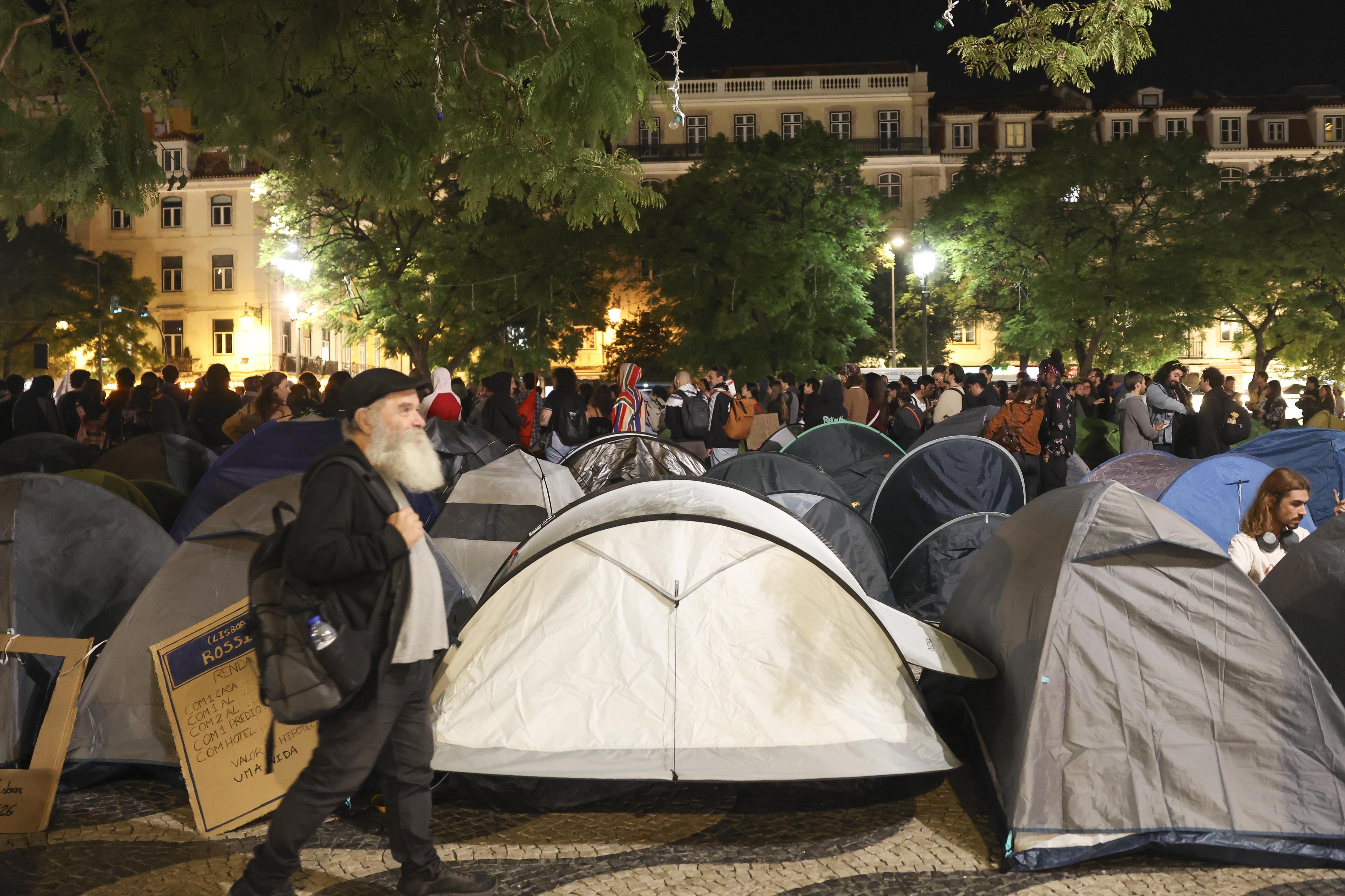 Acampada no Rossio - Foto: ANTÓNIO PEDRO SANTOS/LUSA