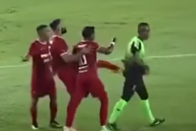 Malásia: jogador banido do futebol após agredir e cuspir em árbitro