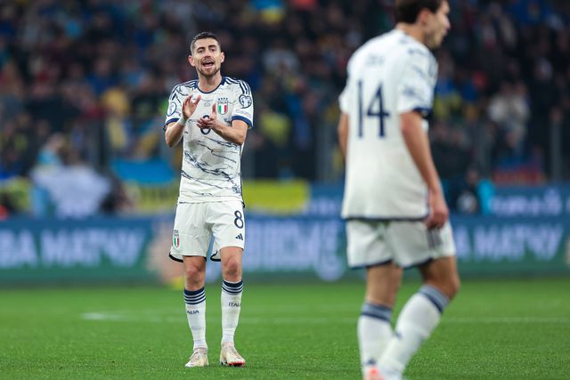 Itália aguenta Ucrânia e garante bilhete direto para o Europeu