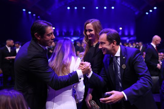 FOTO: o cumprimento entre Varandas e Rui Costa na gala Quinas de Ouro