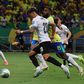 Maxi Araújo assiste no empate do Uruguai com o Brasil: assobios para a canarinha no final
