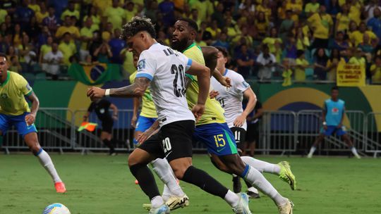 Maxi Araújo assiste no empate do Uruguai com o Brasil: assobios para a canarinha no final