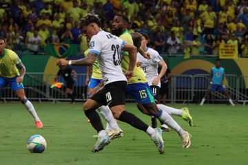 Maxi Araújo assiste no empate do Uruguai com o Brasil: assobios para a canarinha no final