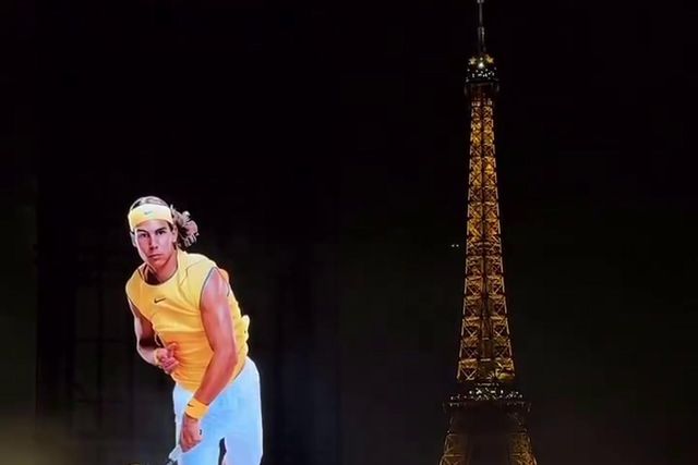 Impressionante homenagem a Nadal junto à Torre Eiffel