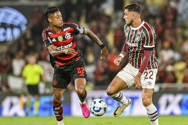 Polémica no Fla-Flu: pontapé sem penálti