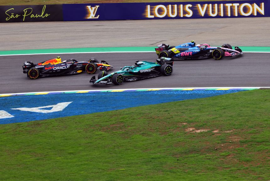 Yuki Tsunoda (Red Bull), Lance Stroll (Aston Martin) e Franco Colapinto (Alpine) no Grande Prémio do Brasil