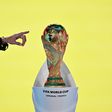 Troféu do Mundial 2026 presente em Zurique durante o sorteio dos 'play-offs'