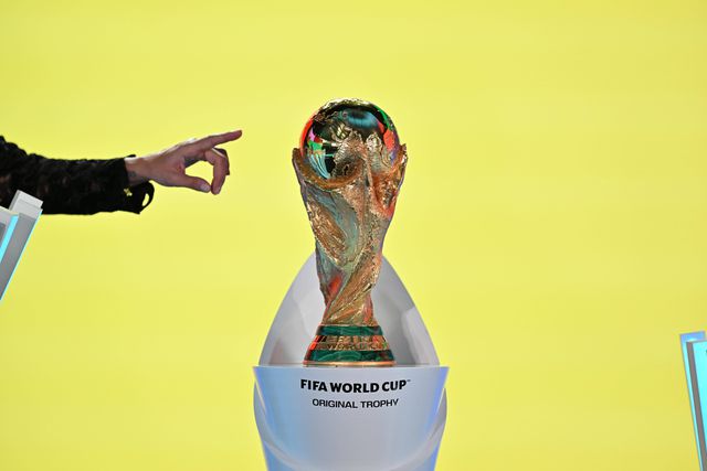Troféu do Mundial 2026 presente em Zurique durante o sorteio dos 'play-offs'