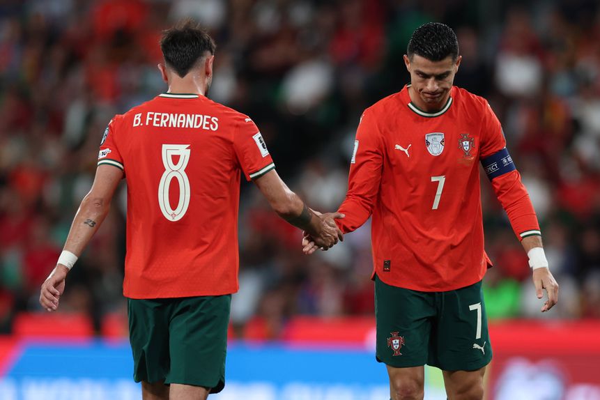 Bruno Fernandes a cumprimentar Cristiano Ronaldo num jogo de Portugal em Alvalade