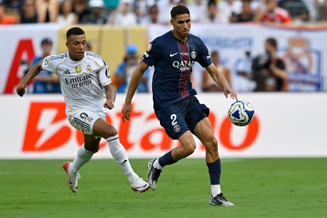 Kylian Mbappé, avançado do Real Madrid, e Achraf Hakimi, lateral-direito do PSG