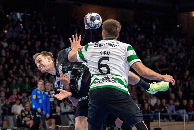 Gidsel foge a Kiko Costa para rematar à baliza do Sporting