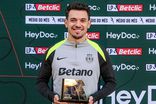 Pedro Gonçalves com o prémio da Liga nas mãos - Foto: Liga Portugal