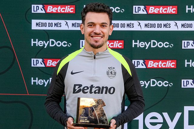 Pedro Gonçalves com o prémio da Liga nas mãos - Foto: Liga Portugal