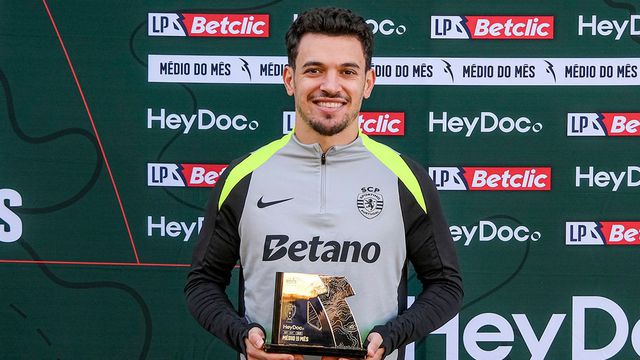 Pedro Gonçalves com o prémio da Liga nas mãos - Foto: Liga Portugal