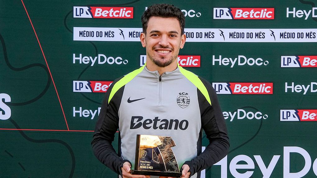 Pedro Gonçalves com o prémio da Liga nas mãos - Foto: Liga Portugal