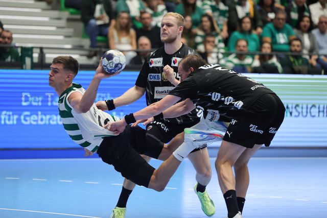 Kiko Costa foge à marcação para rematar à baliza em jogo do Sporting frente aos alemães do Fuchse Berlim - Foto: Manuel de Almeida/Lusa