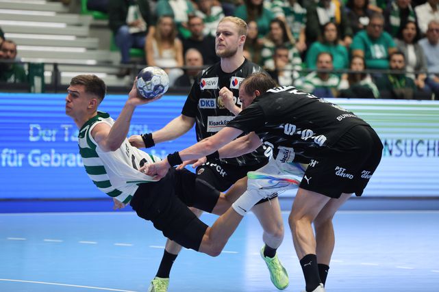 Kiko Costa foge à marcação para rematar à baliza em jogo do Sporting frente aos alemães do Fuchse Berlim - Foto: Manuel de Almeida/Lusa