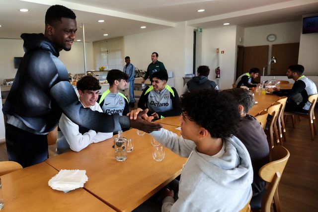 Diomande, que esteve ao serviço da seleção de Cabo Verde, a cumprimentar os jovens - Foto: SPORTING CP