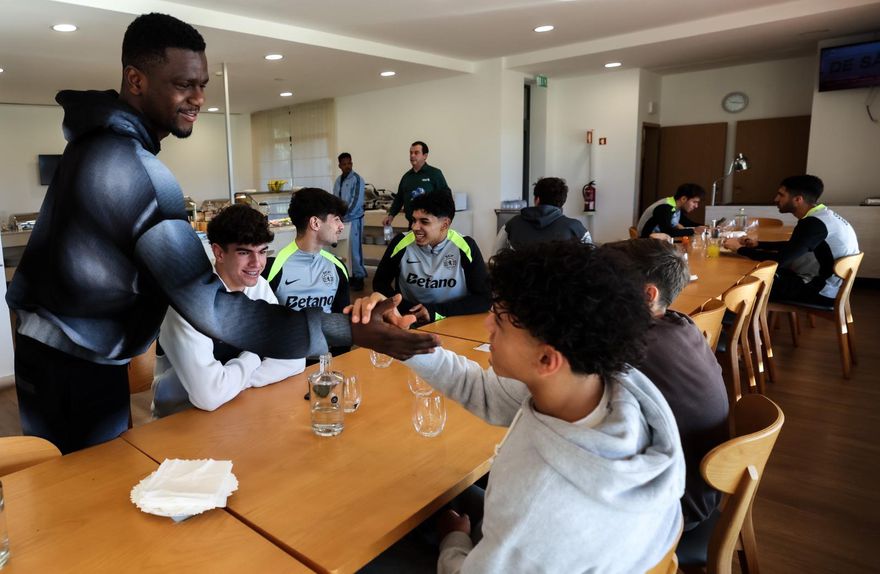 Diomande, que esteve ao serviço da seleção de Cabo Verde, a cumprimentar os jovens - Foto: SPORTING CP