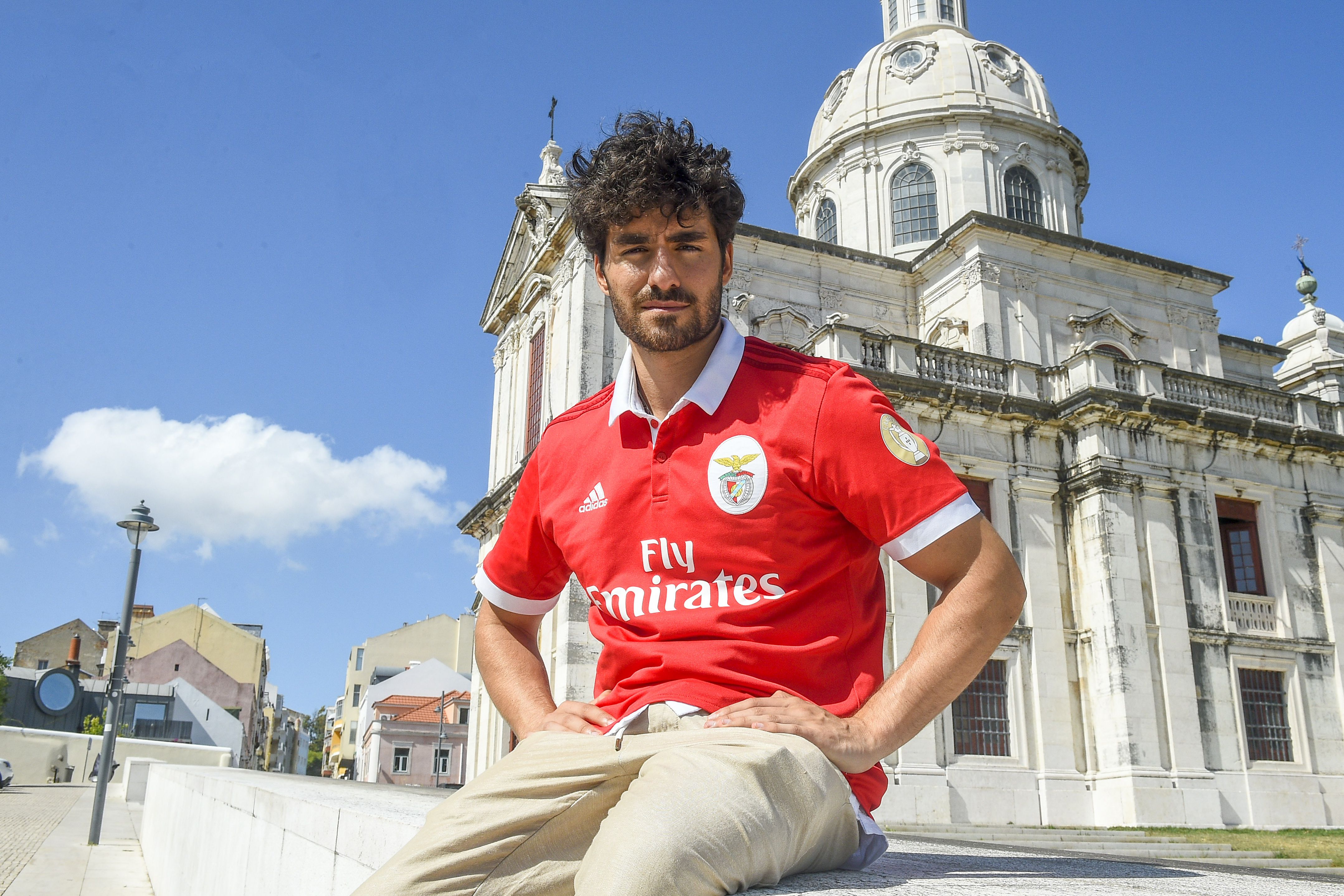 Condessa com a camisola que vestiu pela primeira vez com cinco anos (Foto A BOLA)