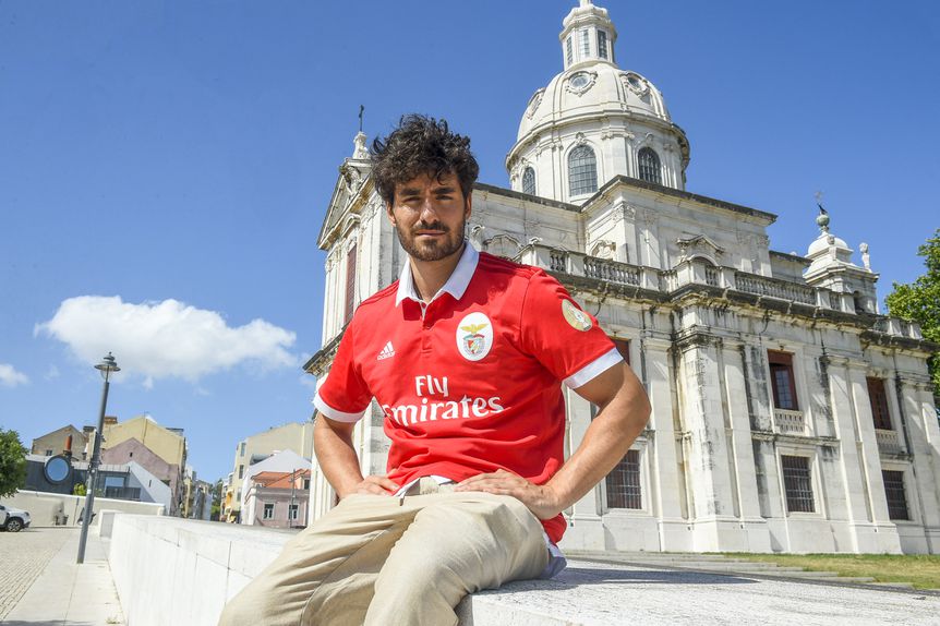 Condessa com a camisola que vestiu pela primeira vez com cinco anos (Foto A BOLA)