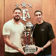 Di María ao lado do capitão do Rosario Central, Jorge Broun, com o troféu - @LigaAFA