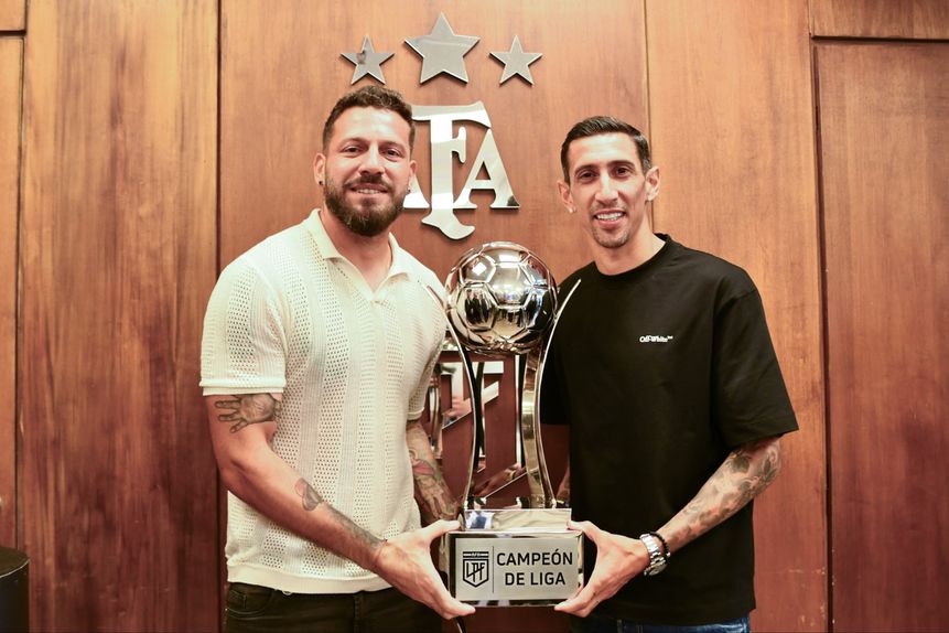 Di María ao lado do capitão do Rosario Central, Jorge Broun, com o troféu - @LigaAFA