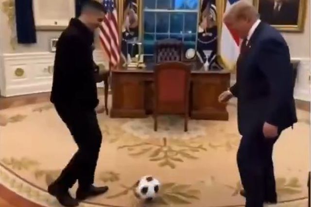 Trump recorre à IA para dar toques com Ronaldo na Sala Oval